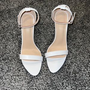 size 38 so a 7 or 7.5 in heels